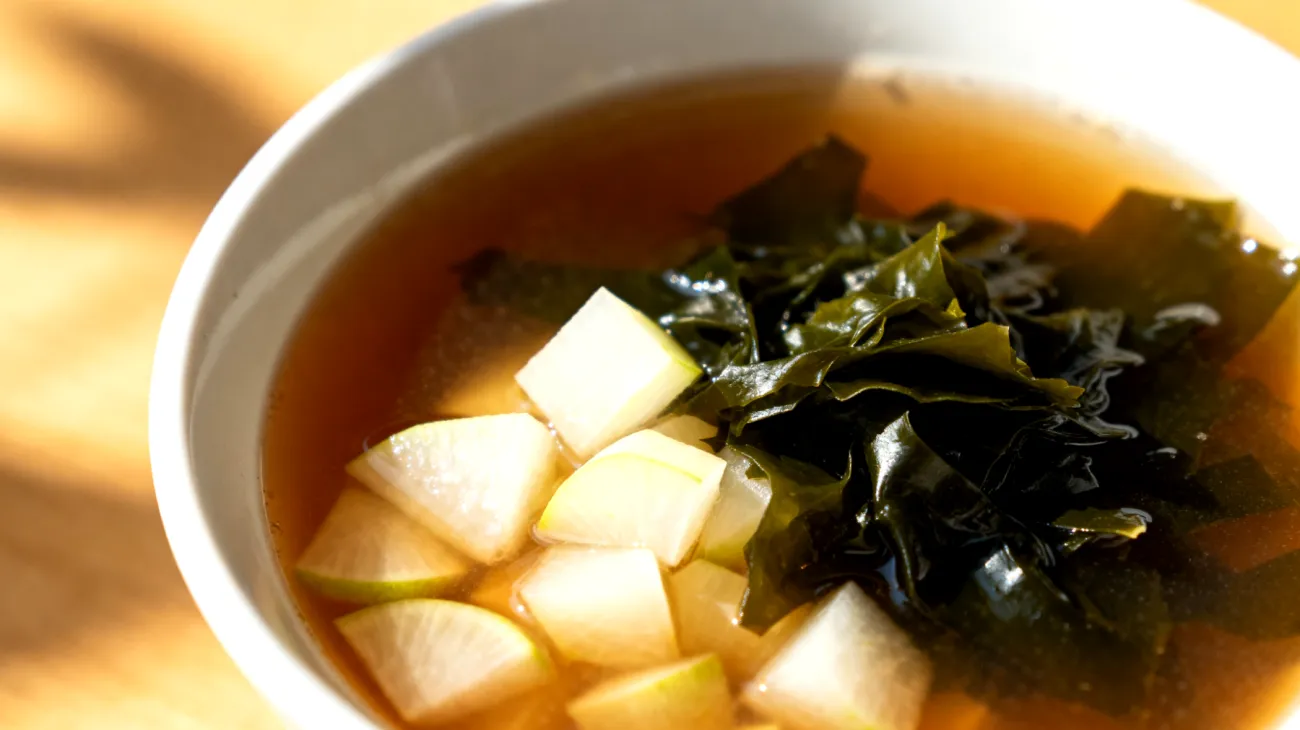 Miso-Suppe mit Wakame-Algen und Daikon-Rettich"