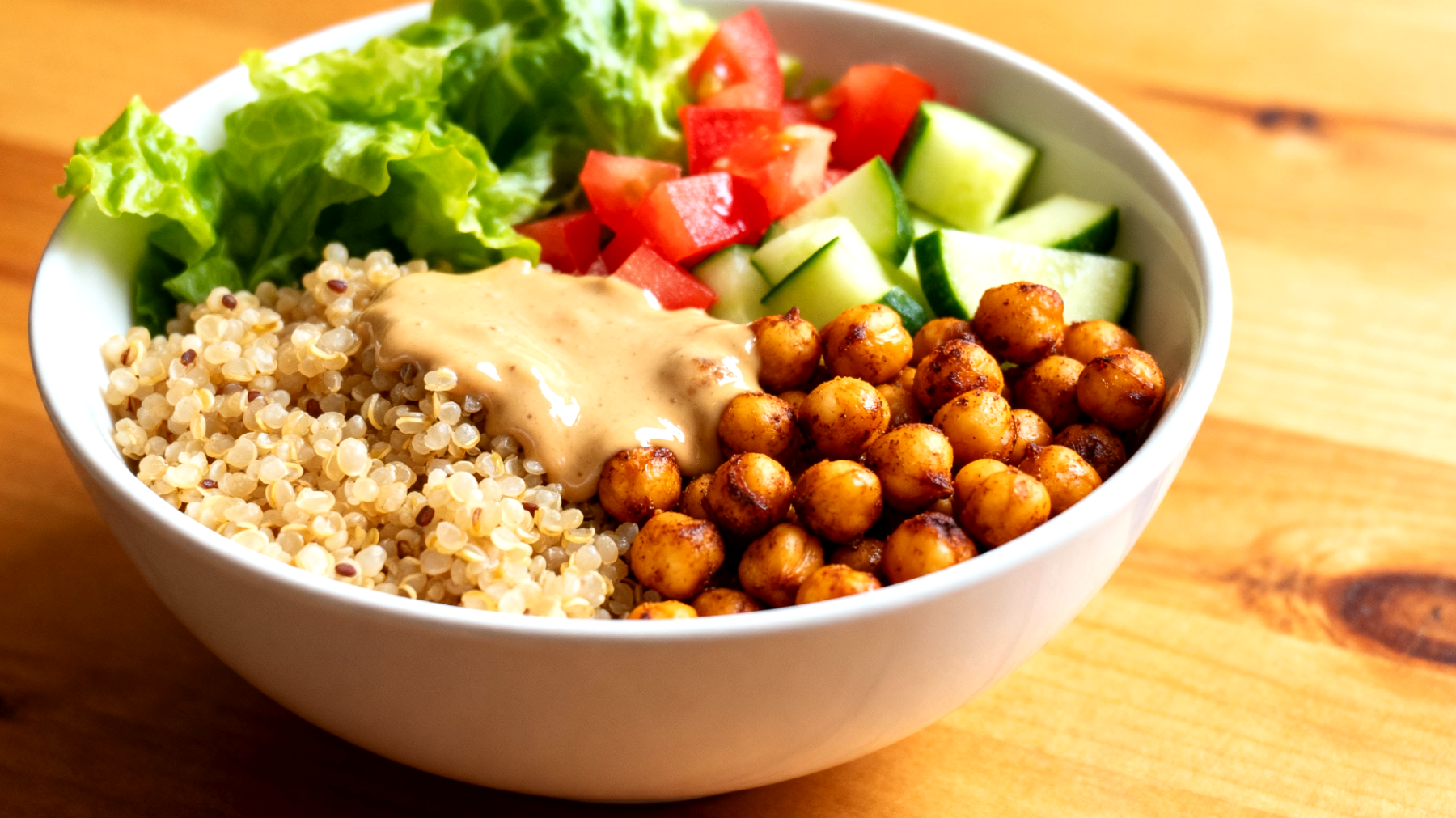 Quinoa-Bowl mit gerösteten Kichererbsen und Tahini-Dressing"