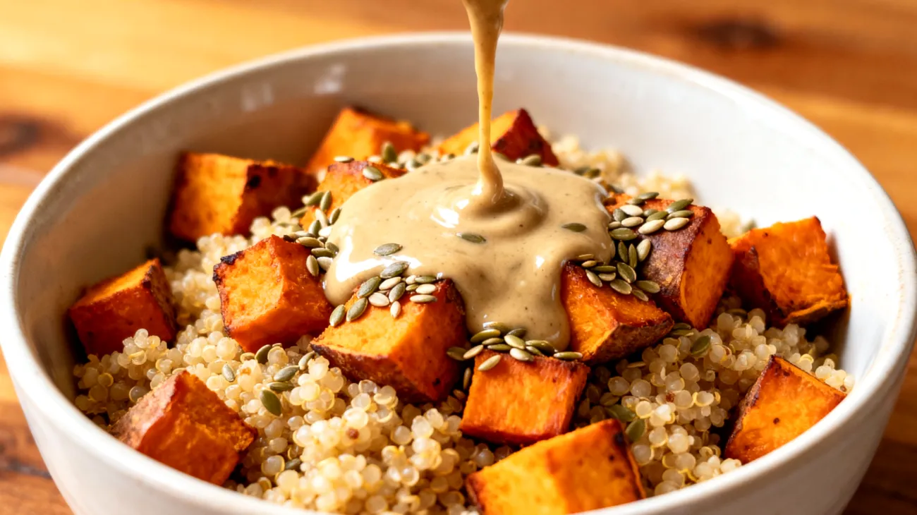 Quinoa-Süßkartoffel-Bowl mit Hanfsamen und Tahini-Dressing"